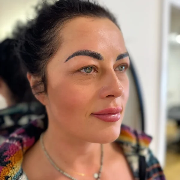Semi-permanent eyebrows on olive skin — deep, defined hair-stroke result