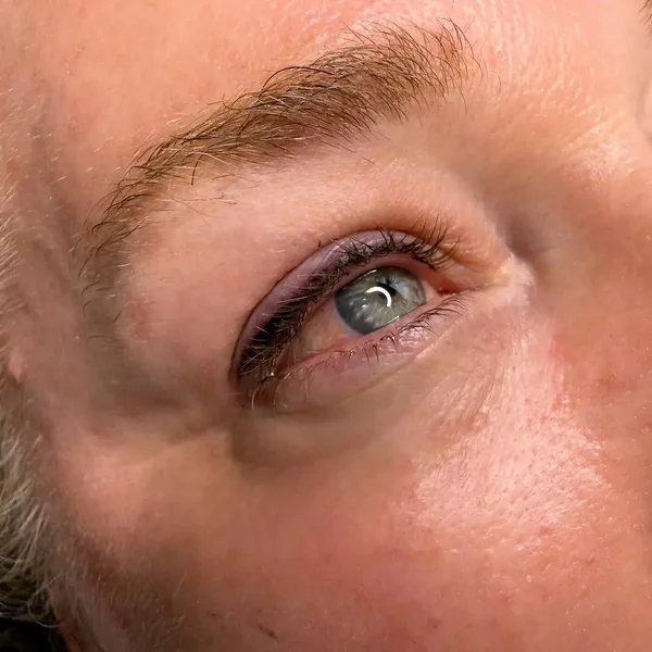 Subtle lash enhancement on brunette — natural daily-wear definition